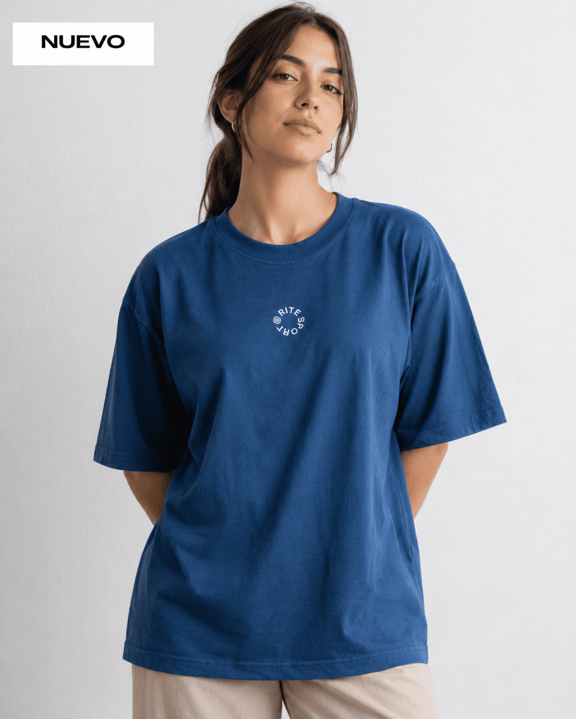 CAMISETA AZUL RITE OVERISIZE MODELO DELANTE