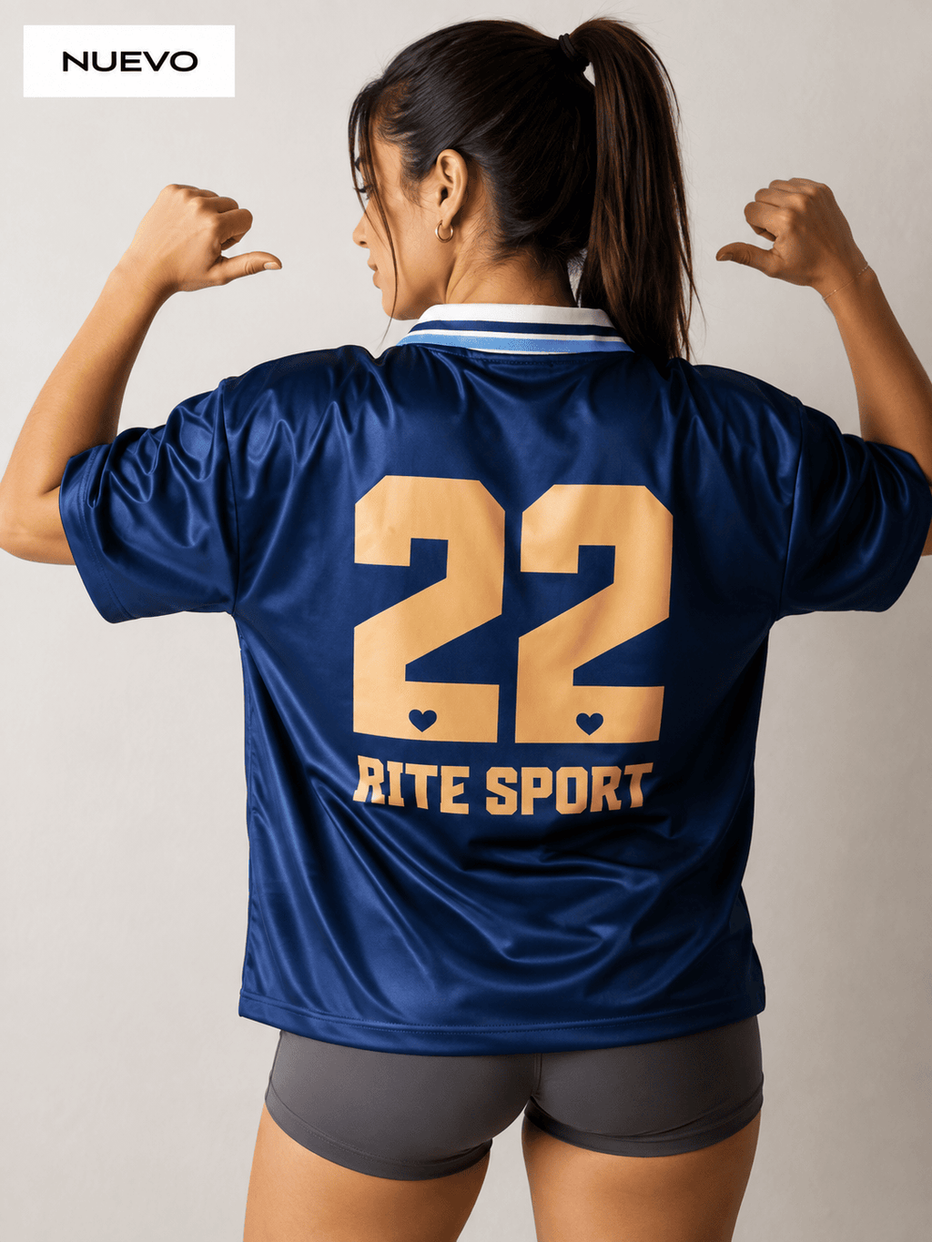 CAMISETA FUTBOL AZUL MODELO CHICA ATRAS