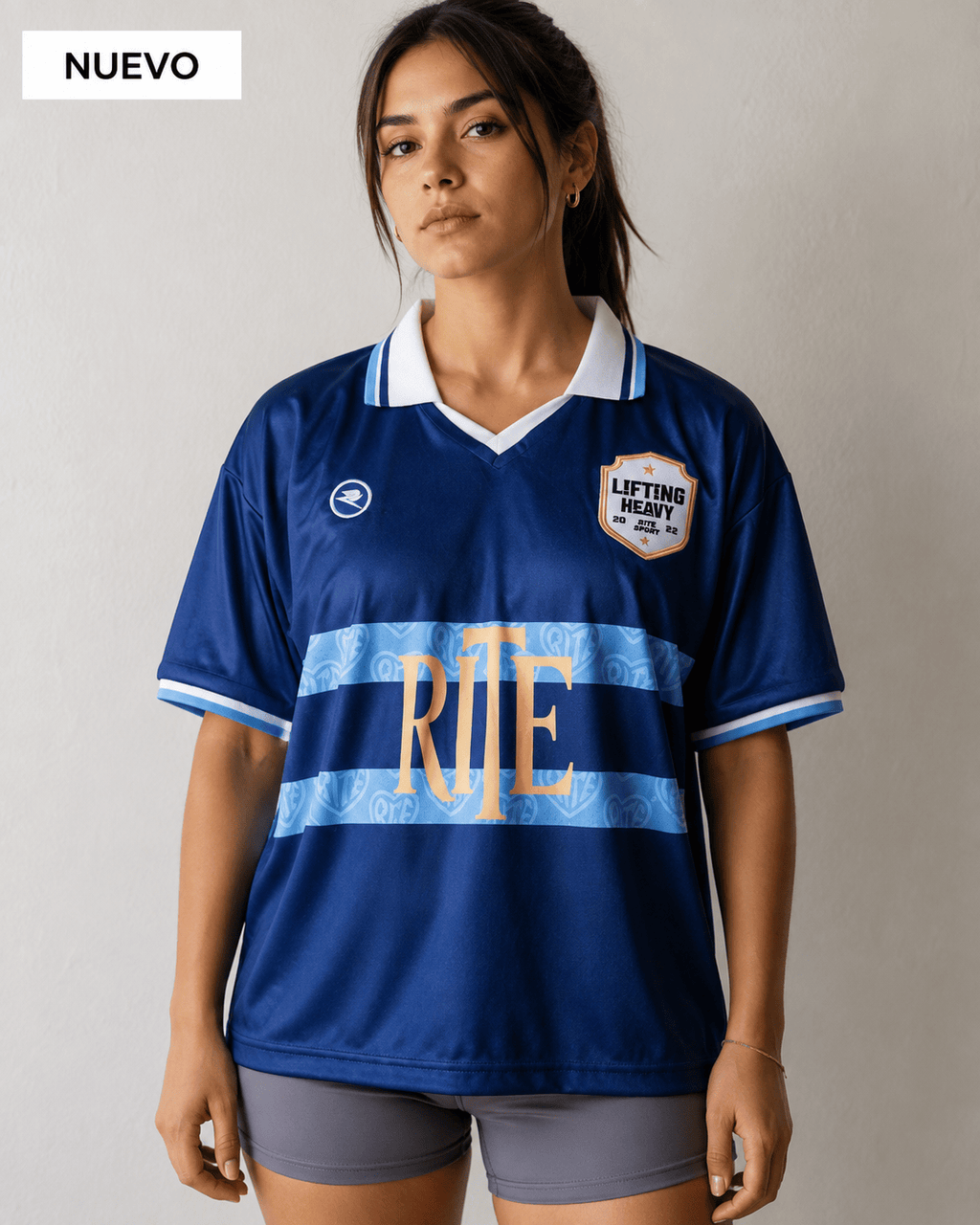 CAMISETA FUTBOL AZUL MODELO CHICA DELANTE