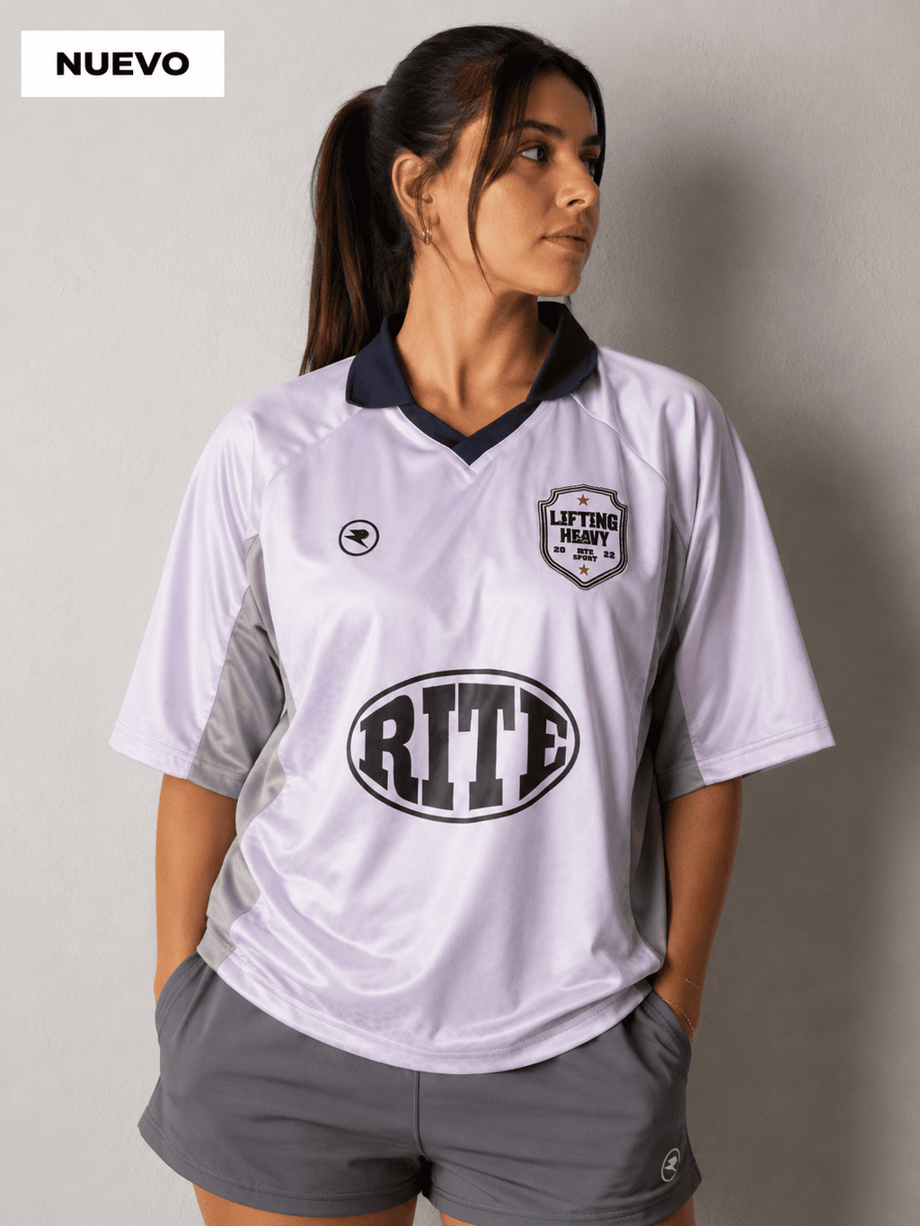 CAMISETA FUTBOL RETRO ROSA MODELO CHICA DELANTE