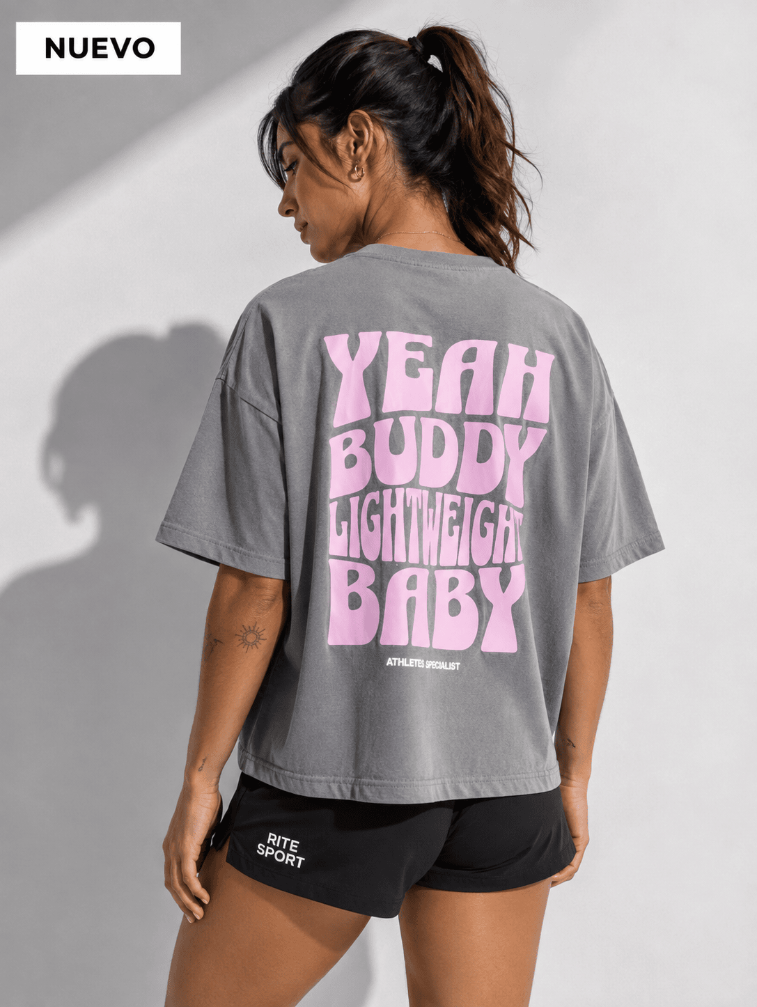 CAMISETA GRIS LIGHT WEIGHT MODELO CHICA ATRAS
