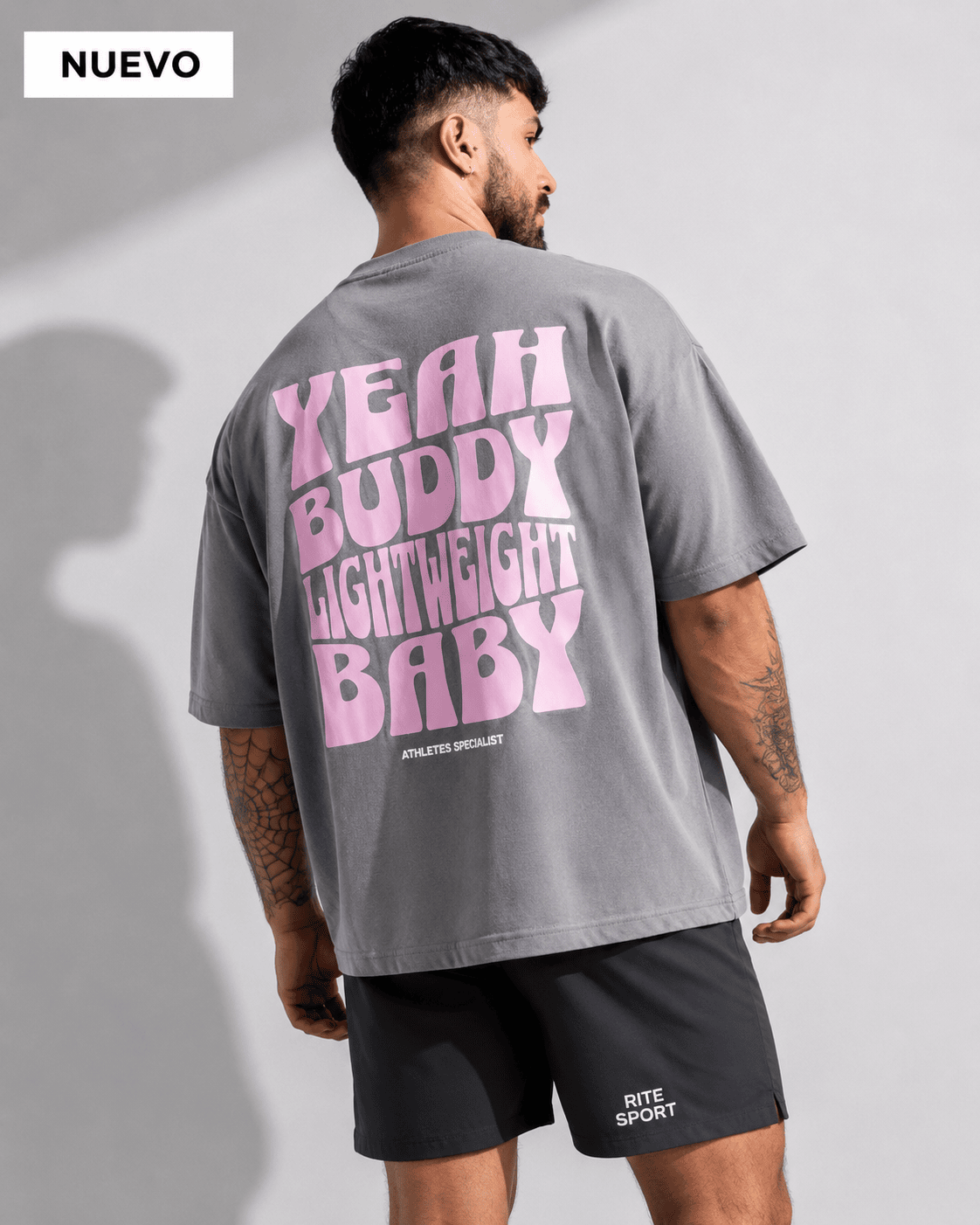 CAMISETA GRIS LIGHT WEIGHT MODELO CHICO ATRAS