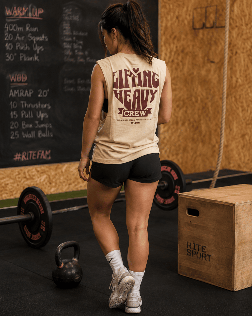 camiseta sin mangas crema lifting heavy detras modelo chica